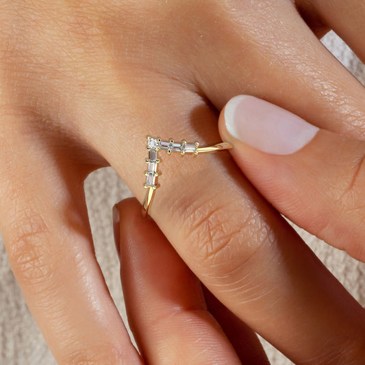 Curved Baguette Diamond Wedding Band / 14k Gold Baguette Diamond Chevron Ring / V Shape Diamond Wedding Band / Diamond Anniversary Ring