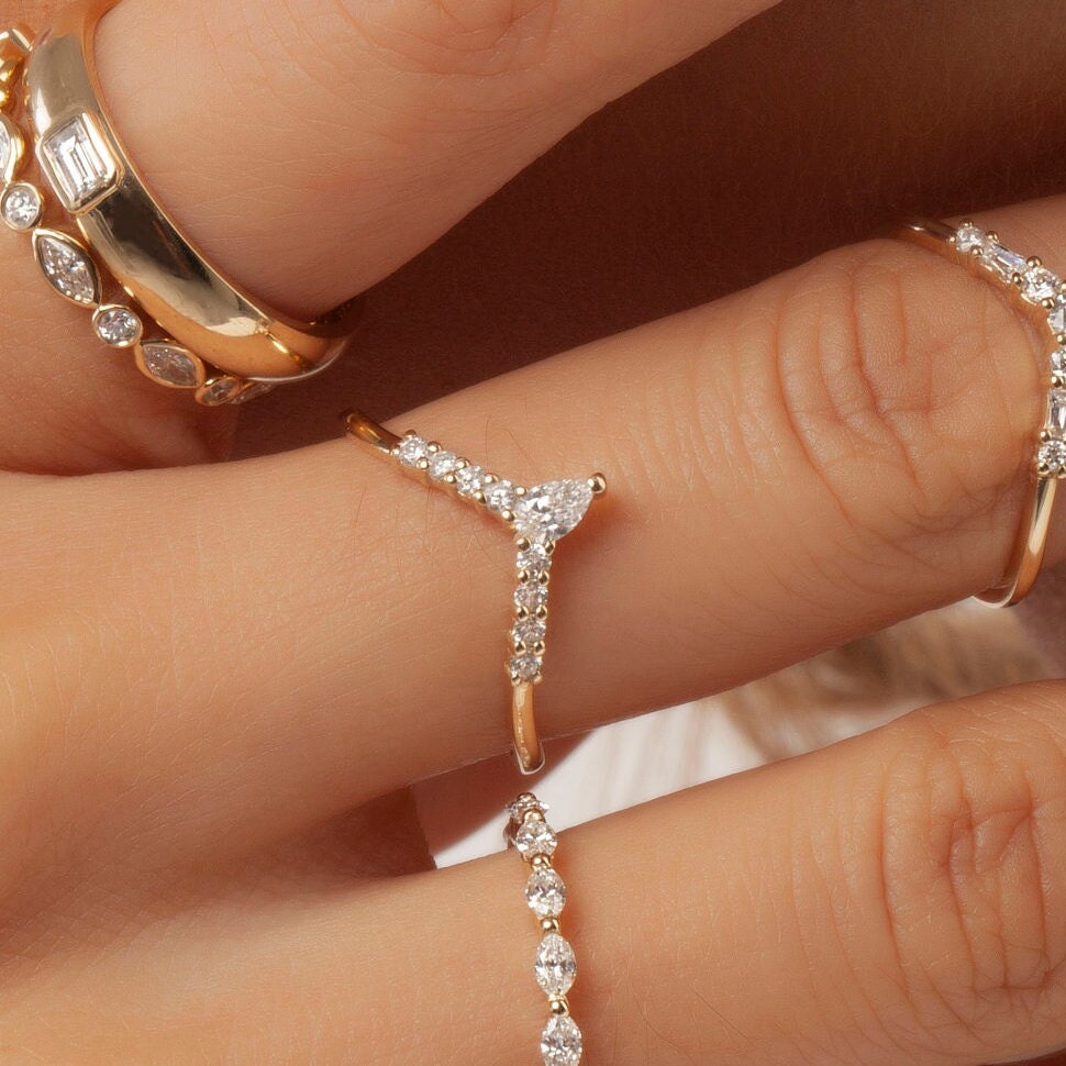 Pear Diamond Wedding Band / 14k Gold Round and Pear Diamond Wedding Band / Diamond Chevron Ring / Curved Diamond Stacking Ring