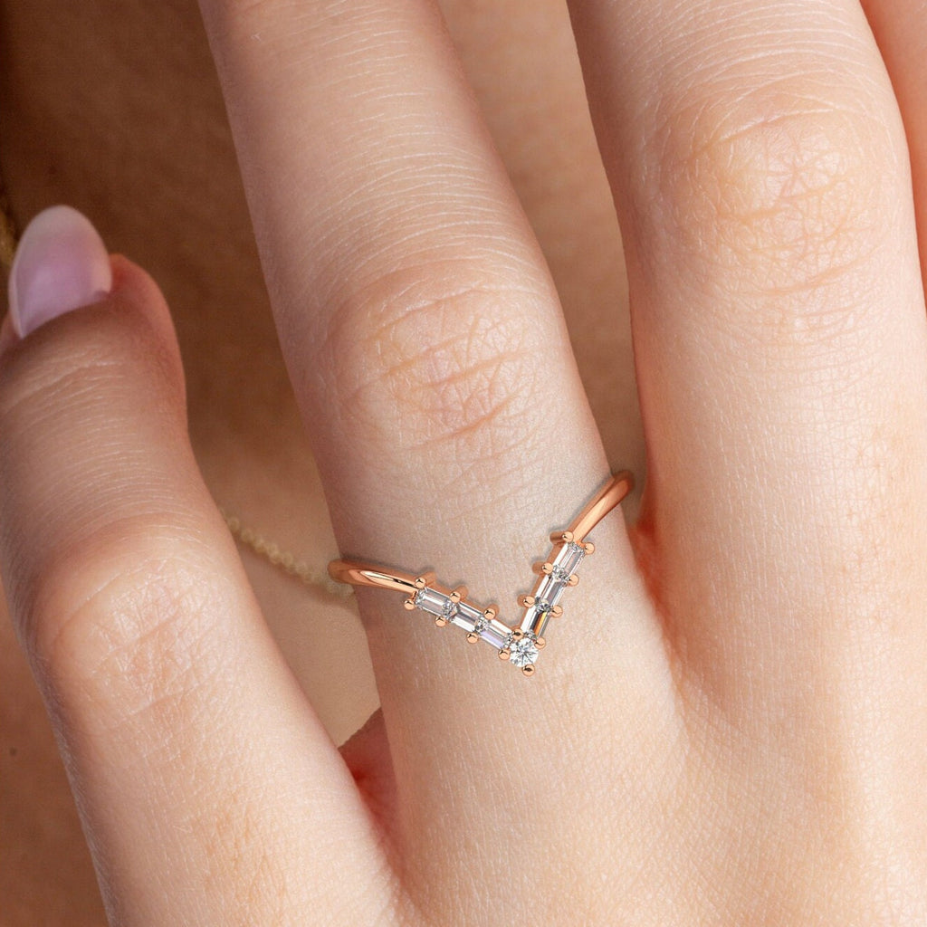 Curved Baguette Diamond Wedding Band / 14k Gold Baguette Diamond Chevron Ring / V Shape Diamond Wedding Band / Diamond Anniversary Ring