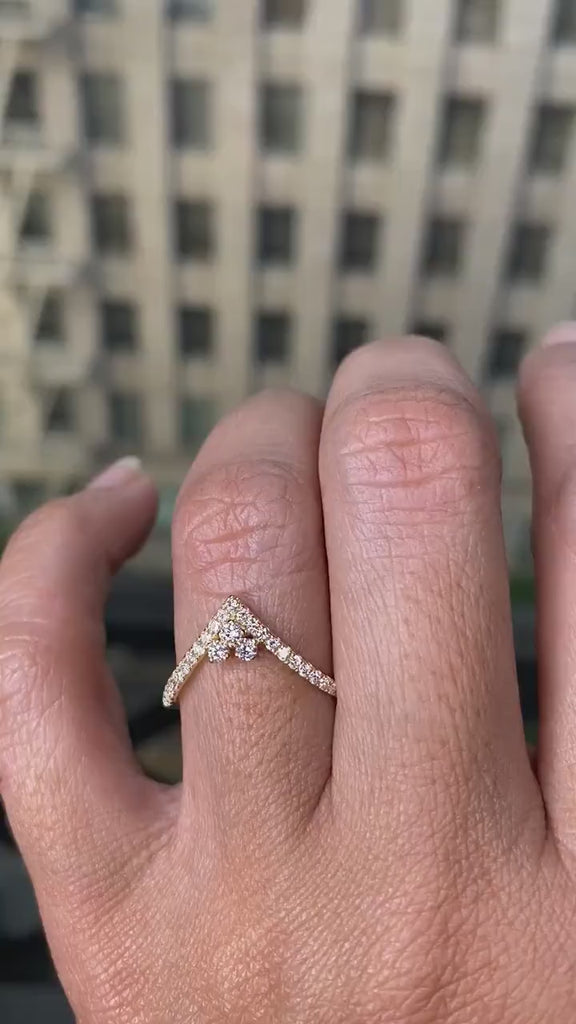 Curved Diamond Wedding Band / 14k Gold Round Diamond Cluster Wedding Ring / Chevron Stacking Ring / Curved Wedding Band / Engagement Ring