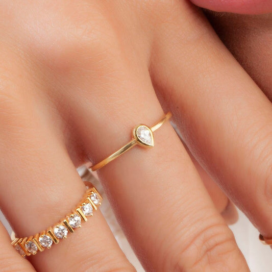 Solitaire Diamond Stacking Ring / 14k Pear Diamond Wedding Band / Teardrop Stacking Band / Diamond Wedding Band / Diamond Stacking Ring