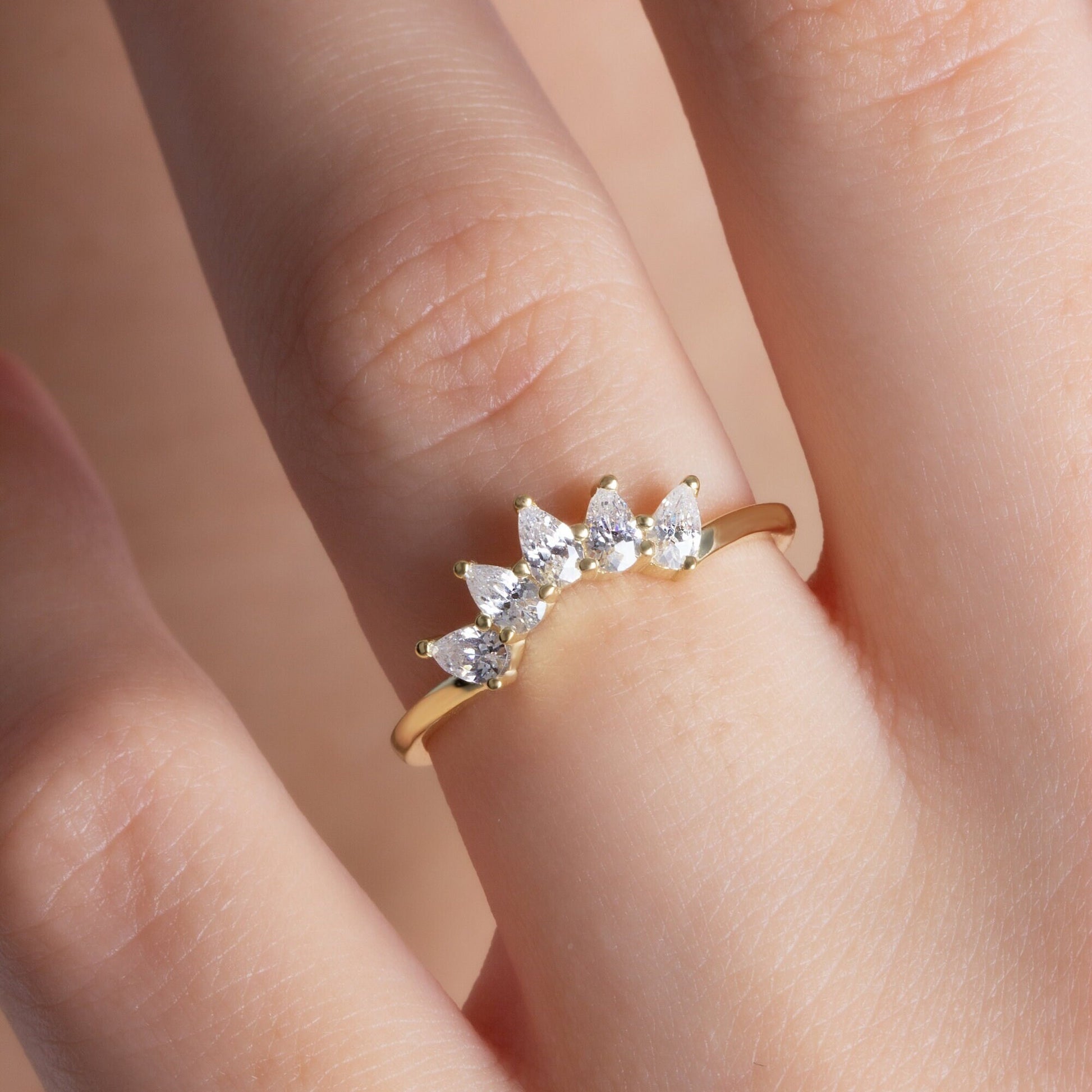 Curved Diamond Wedding Band / 14k Gold Pear Diamond Wedding Band / Curved Stacking Ring / Diamond Stacking Ring