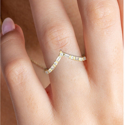 Curved Baguette Diamond Wedding Band / 14k Gold Baguette Diamond Chevron Ring / V Shape Diamond Wedding Band / Diamond Anniversary Ring